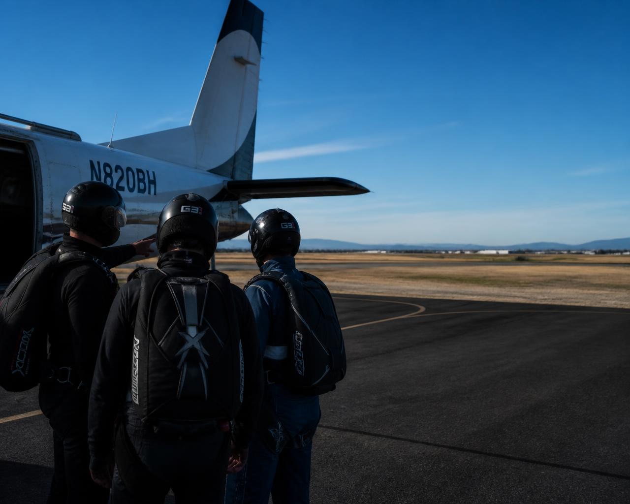 Coach briefing skydivers before a jump
